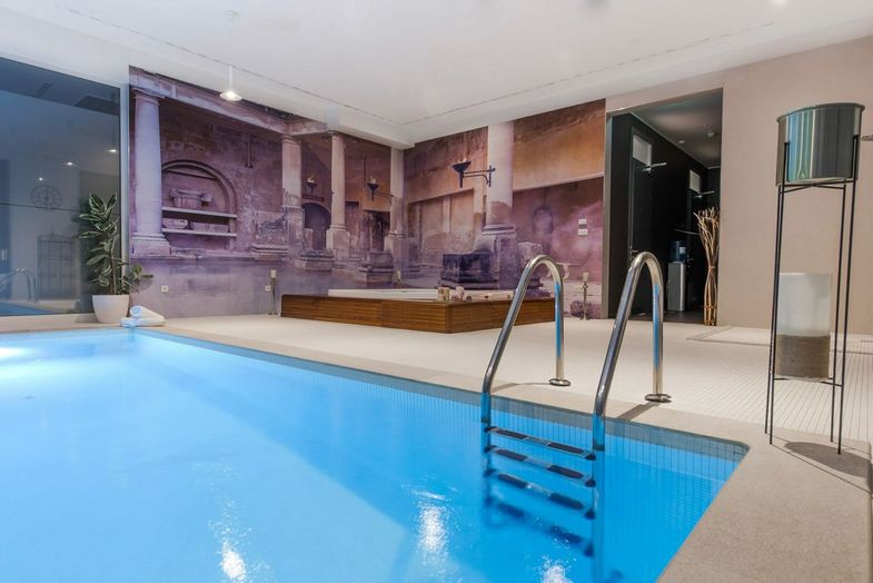 Hotel Salona Palace-Pool.jpg