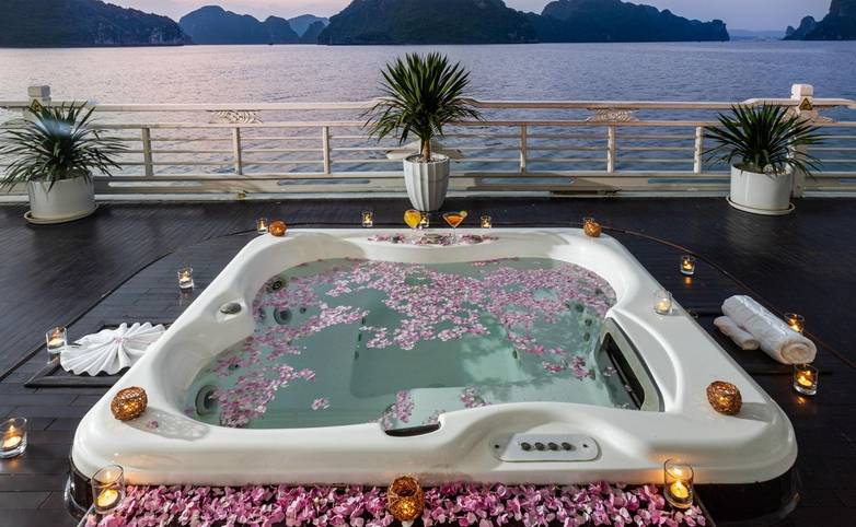 Paradise Grand Jacuzzi.jpg