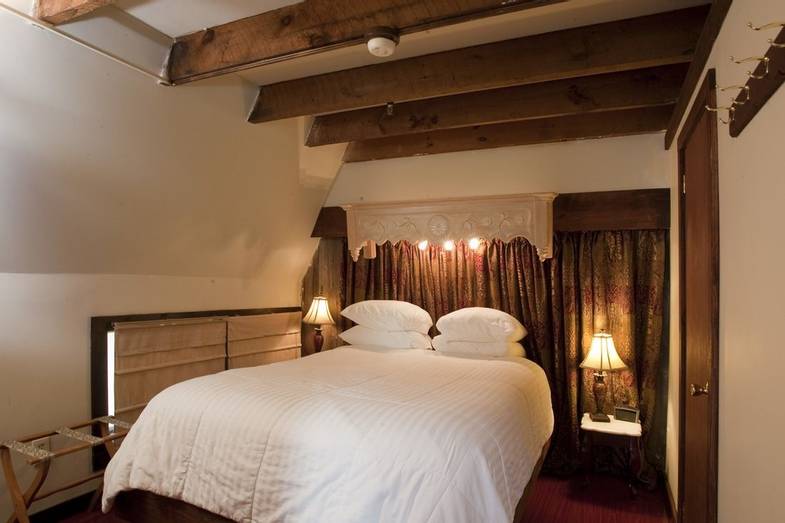 la-tourelle-queen-bedroom-upstairs-yellow-barn-suite.jpg