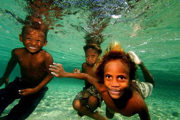 Kids underwater (Bret Gilliam)