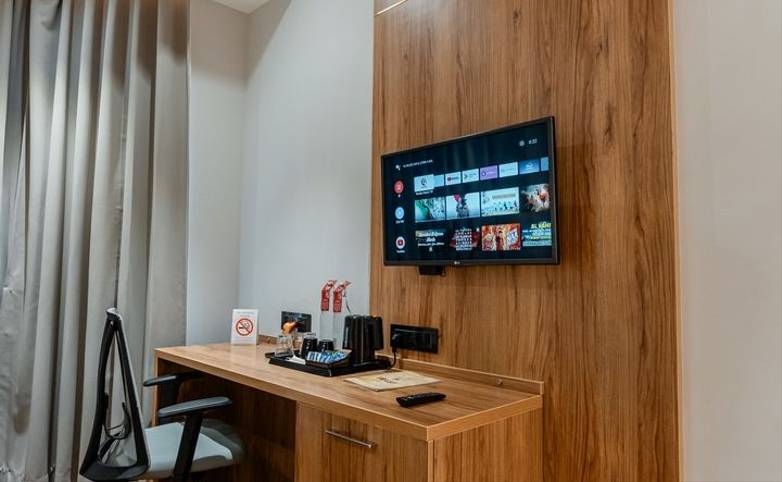 Deluxe TV Area.jpg