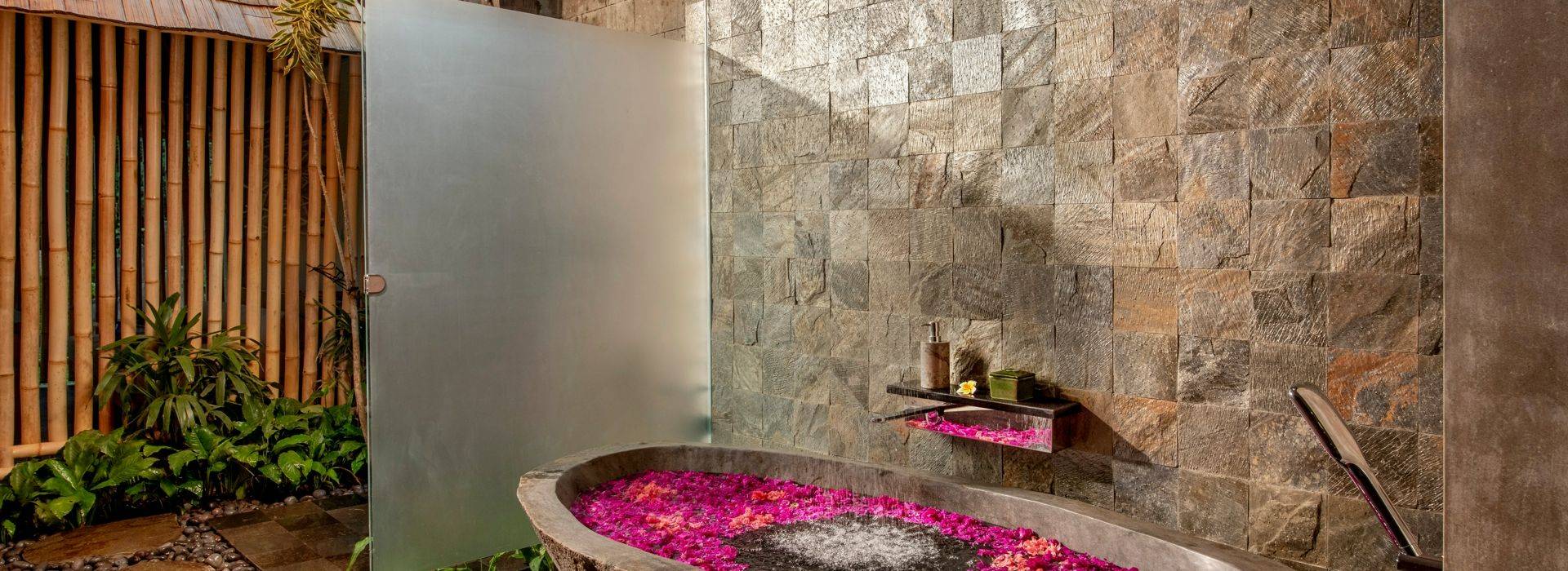 fivelements-bali-hillside-pool-suites-bath-tub.jpg