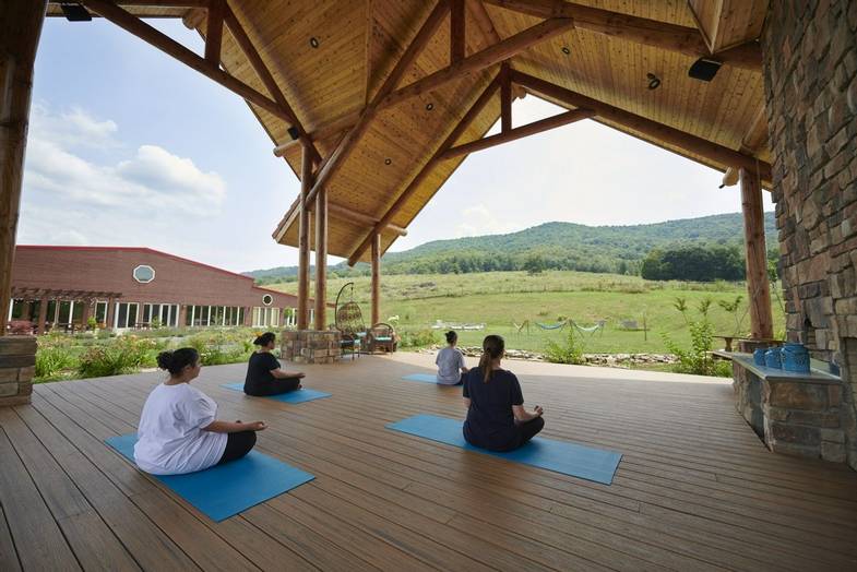Eupepsia-wellness-resort-outdoor-yoga-class.jpg