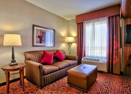 Hampton Inn & Suites Scottsdale at Talking Stick living area.jpg