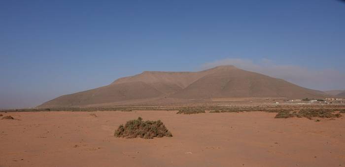 The sandy plains at Tan-Tan 100 © Martin Pitt, December 2025 tour