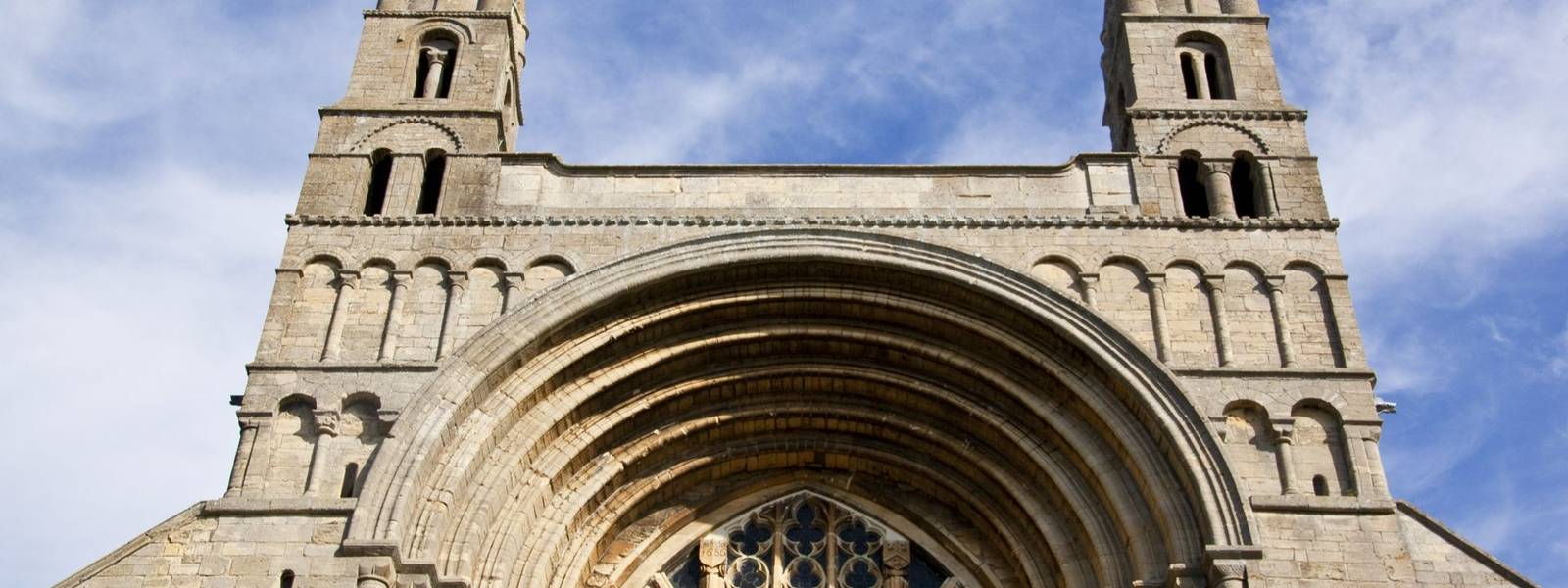 front entrance to tewkesbury abbey