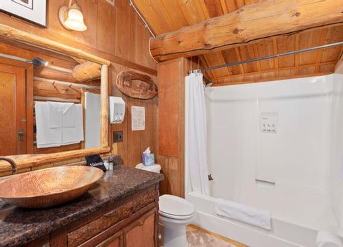 Red-Horse-Mountain-Ranch-Main-Lodge-Bathroom.jpg