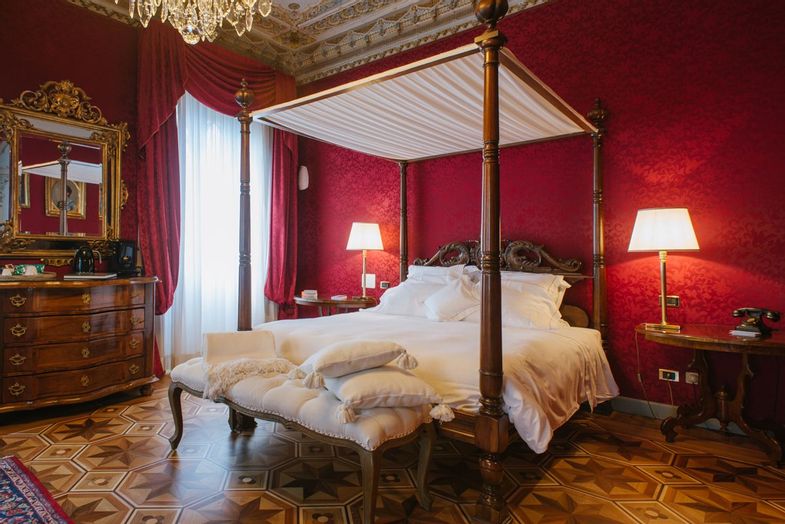villa-crespi-room-suites-Rania-Master-Suite.jpg