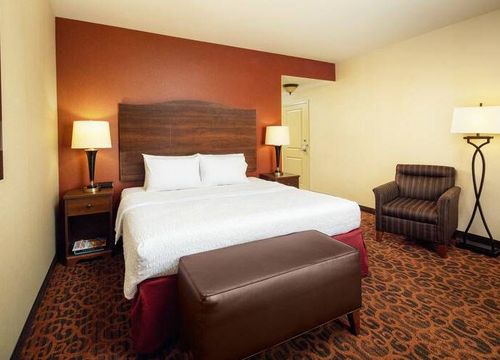 Hampton Inn & Suites Scottsdale at Talking Stick king.jpg