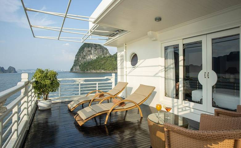 Paradise cruise balcony.jpg