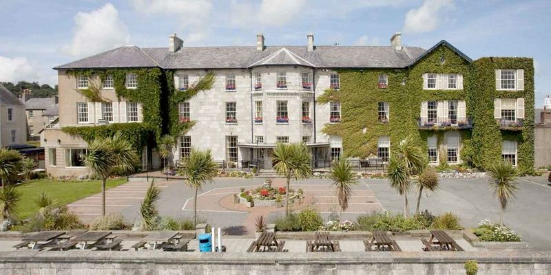 Idyllic and historic 3-star hotel with lots of plants and trees surrounding it.