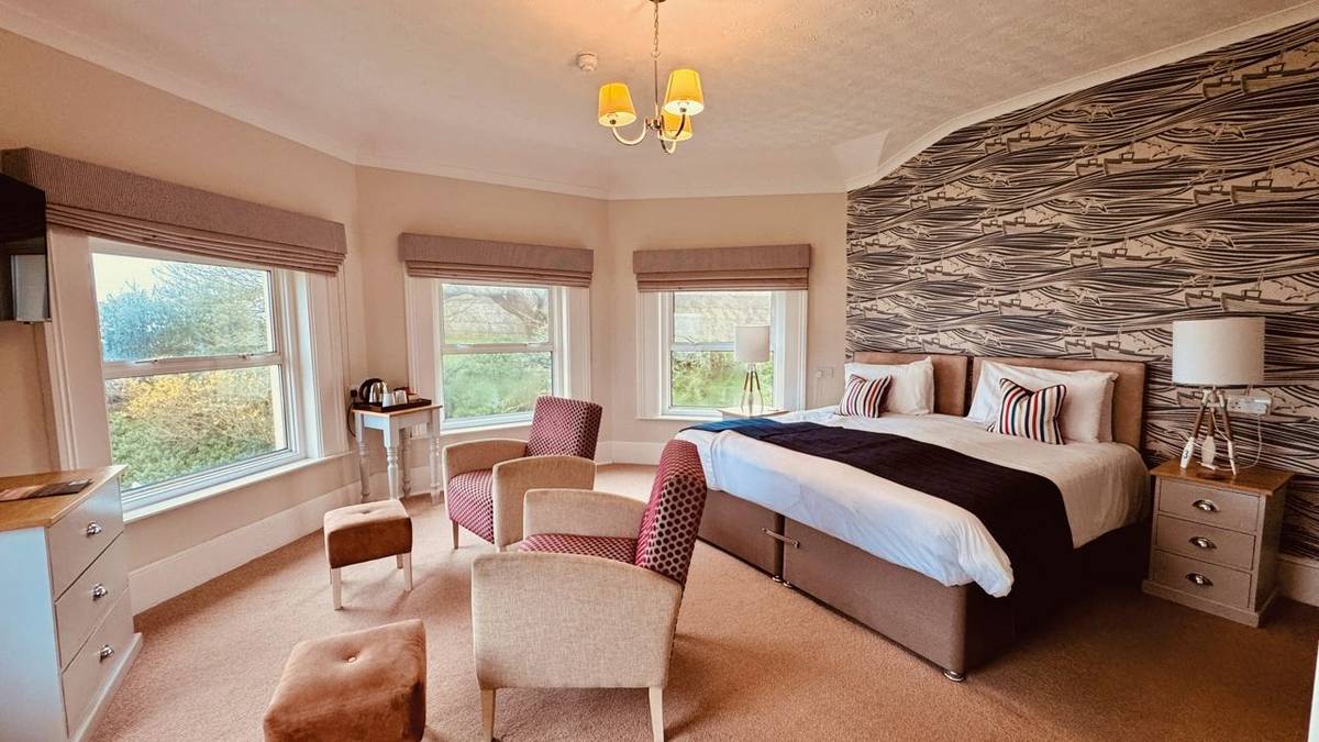 hf_doublebedroom_roomtwentyfour_premium_freshwaterbayhouse_isleofwight_02_2026_rgb.jpg
