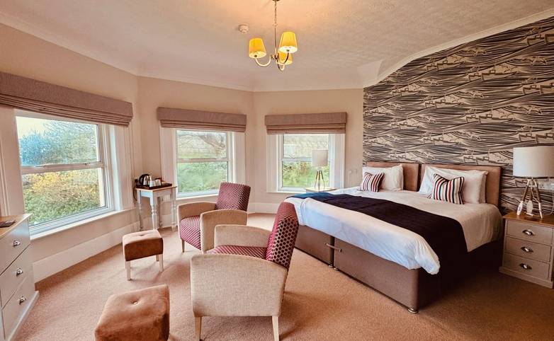 hf_doublebedroom_roomtwentyfour_premium_freshwaterbayhouse_isleofwight_02_2026_rgb.jpg