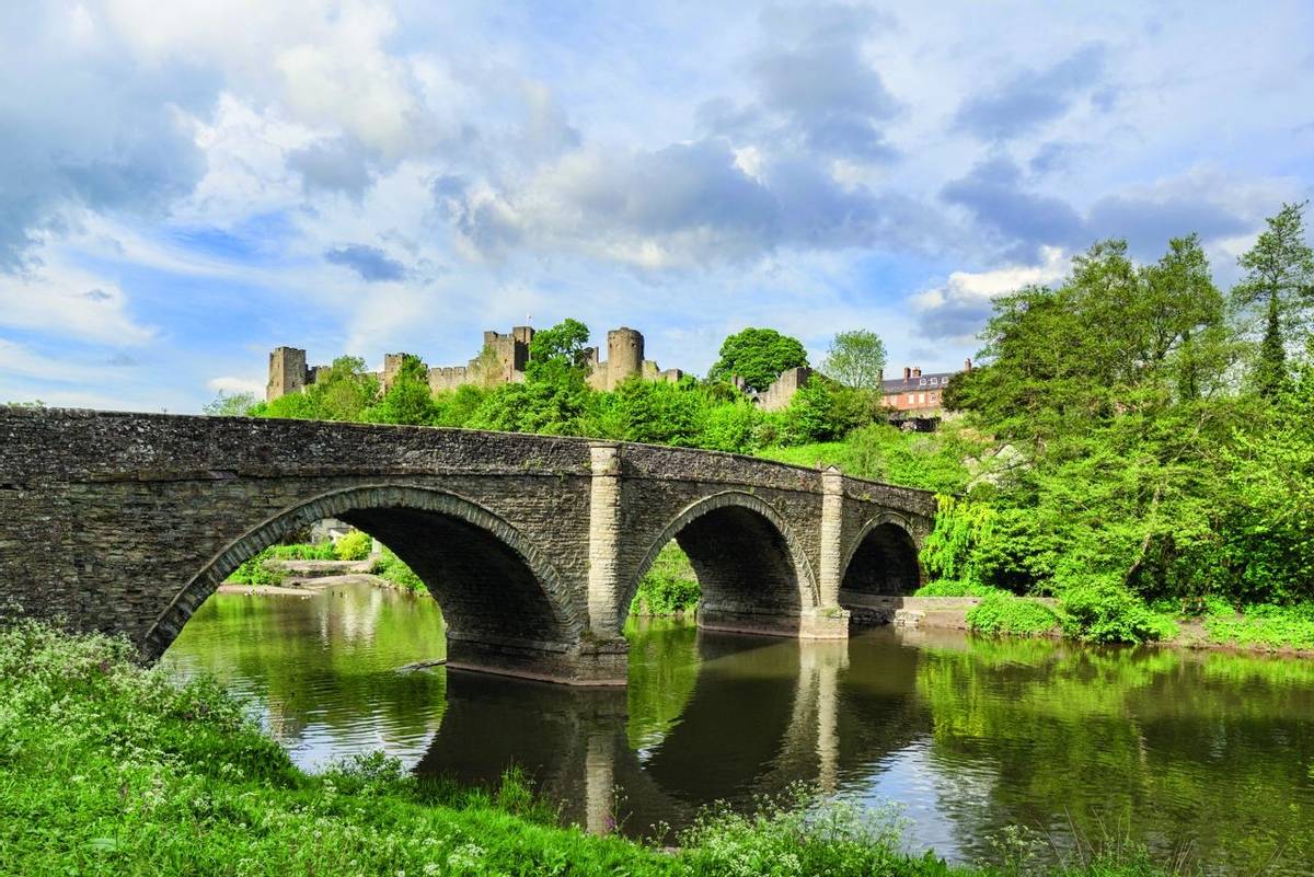 Ludlow Castle and the River Teme, Shropshire, Shropshire, England, UK