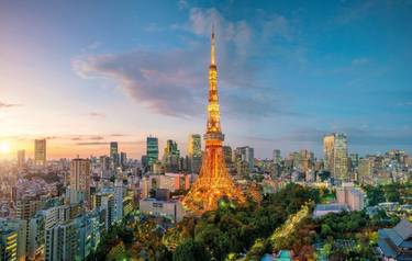 Tokyo city view with Tokyo Tower at twilight