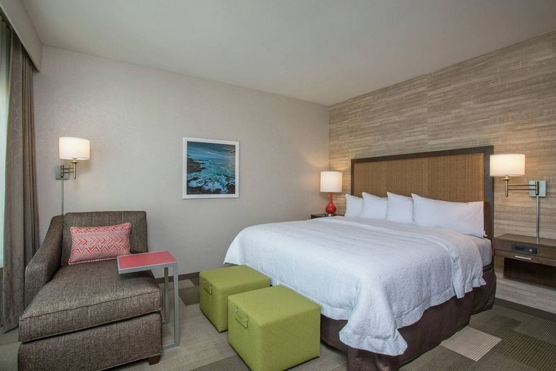 Hampton Inn & Suites Oahu_Kapolei king.jpg