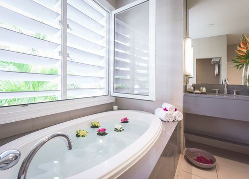 Antigua Luxury Massage Bathtub