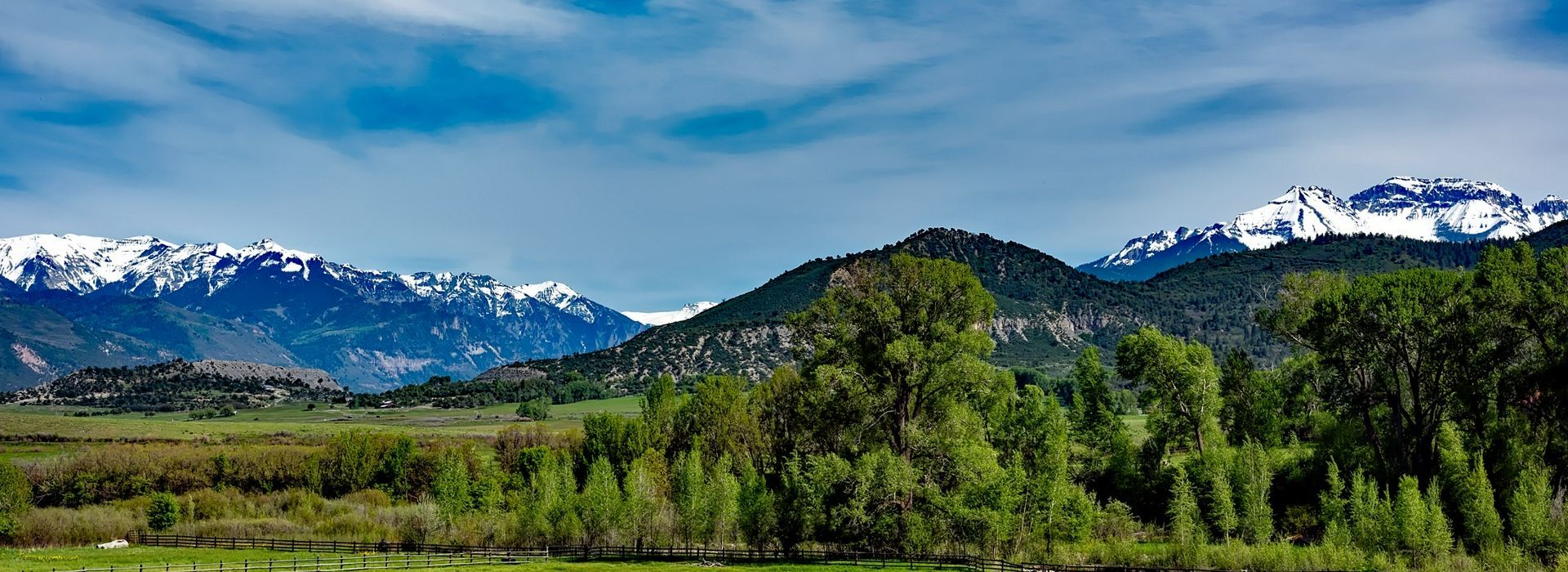 colorado-mountains-horses-david-mark-pixabay.jpg