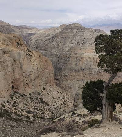 View from the trail between Samar and Chungzi Caves in Upper Mustang