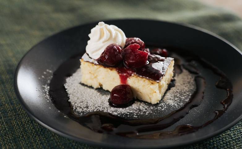 Baked_cheesecake_with_cherry_compote_Venabu.jpg