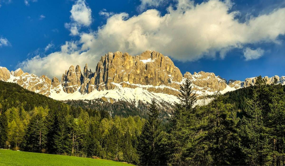 Italy-DolomitesTraverse-Trail-Rosengartengruppe-AdobeStock_125652104.jpeg