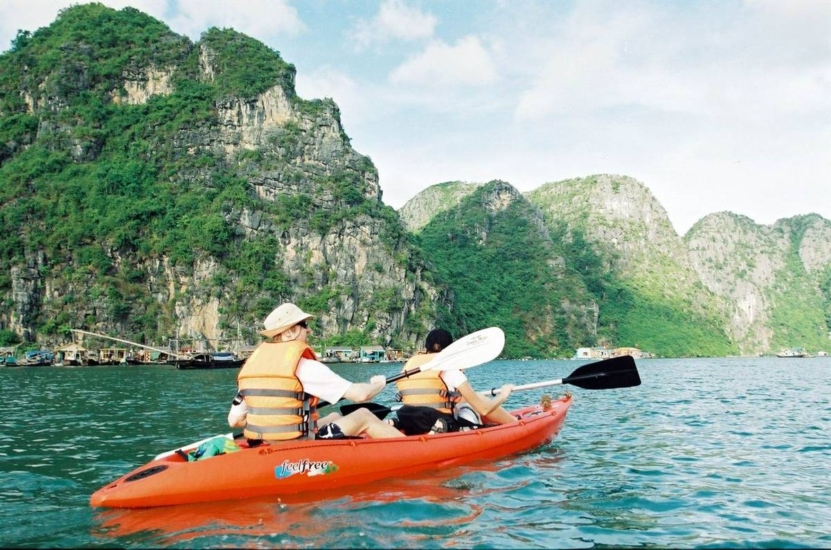 Ha Long - Kayaking.jpg