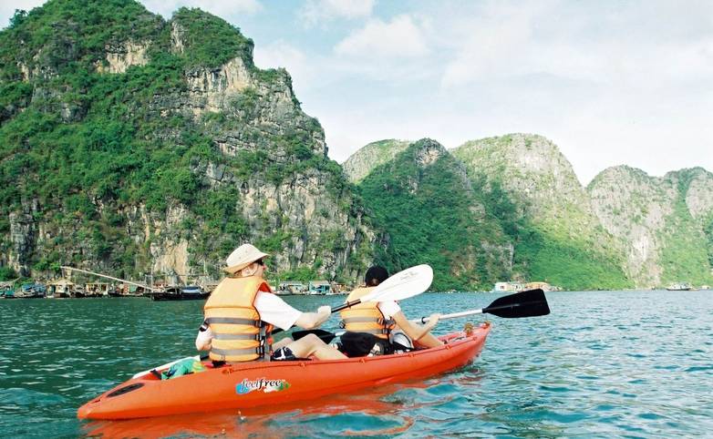 Ha Long - Kayaking.jpg