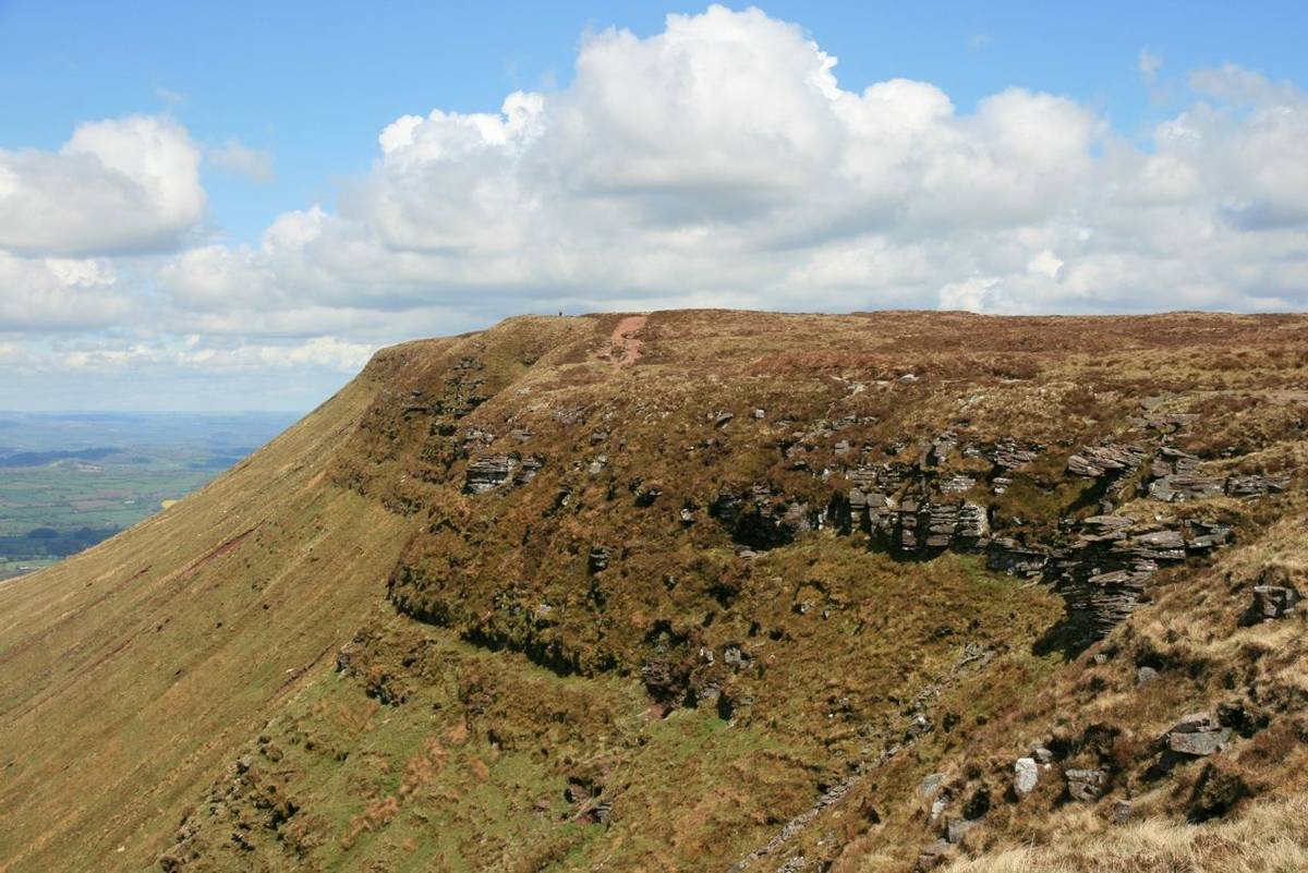 Ridge on one side of Cwm Oergwm.JPG