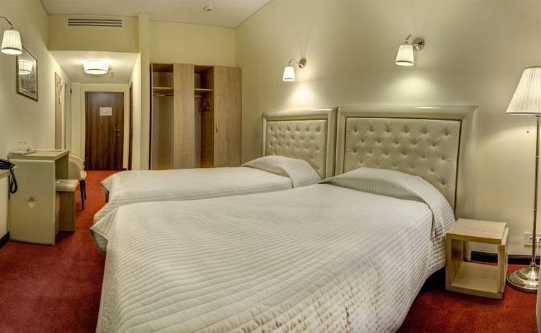 htl Capitol twin.jpg