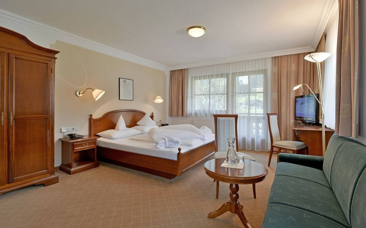 Hotel-Waldheim-Mayrhofen-Fischerstrasse-509-Familie-Pfister-Zimmer-201.jpg