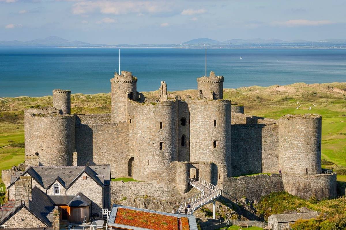 Close view of the castle from the eastHarlech Castle Cadw SitesWorld Heritage SitesSAMN: ME044NGR: SH581312GwyneddNor…