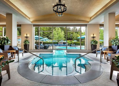 Fairmont Château Whistler-Pool (2).jpg