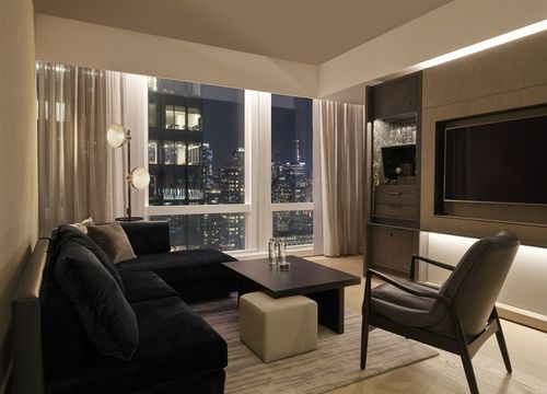equinox-hotels-DeluxeSuiteCity-Livingroom.jpg