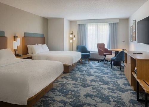 Hampton Inn & Suites Jekyll Island queen.jpg