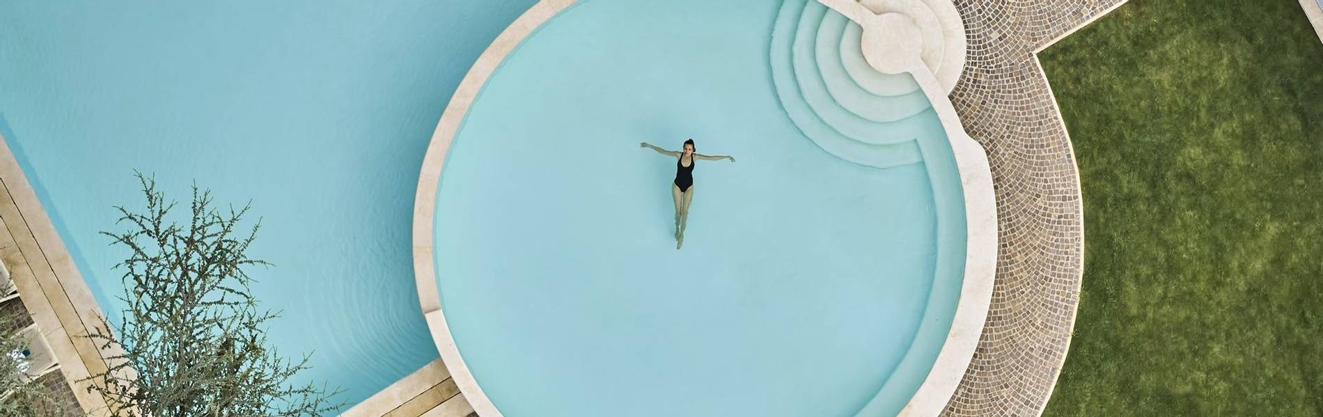 Piscina esterna drone Palazzo Fiuggi @tysonsadlo @herdrepresented.jpg