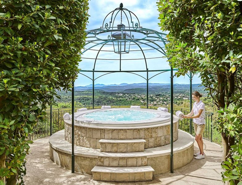 Château Saint‑Martin & Spa jacuzzi.jpg
