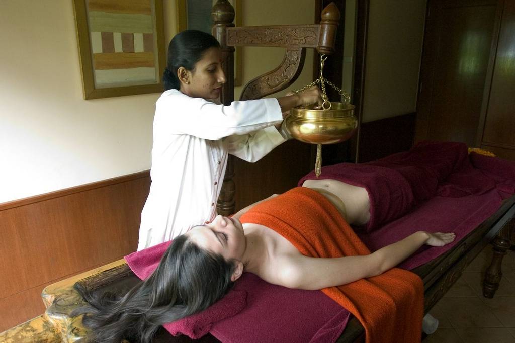 Woman receiving an Abhyanga treatment at Ananda in the Himalayas in India
