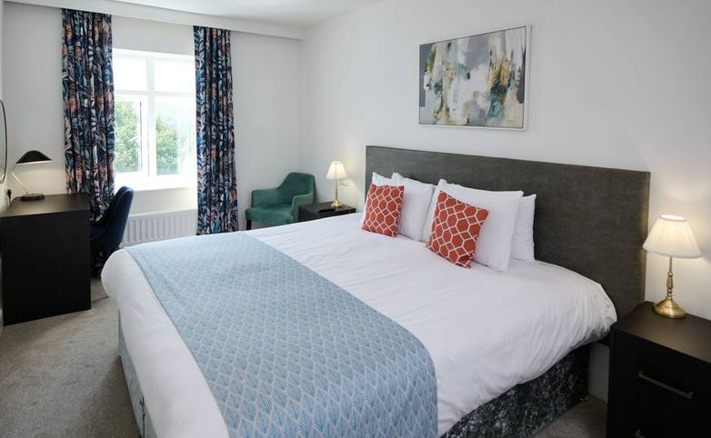 hf_bedroom_roomfive_premiumdouble_churchstretton_longmyndhotel_shropshirehills_01_2025_rgb.jpg