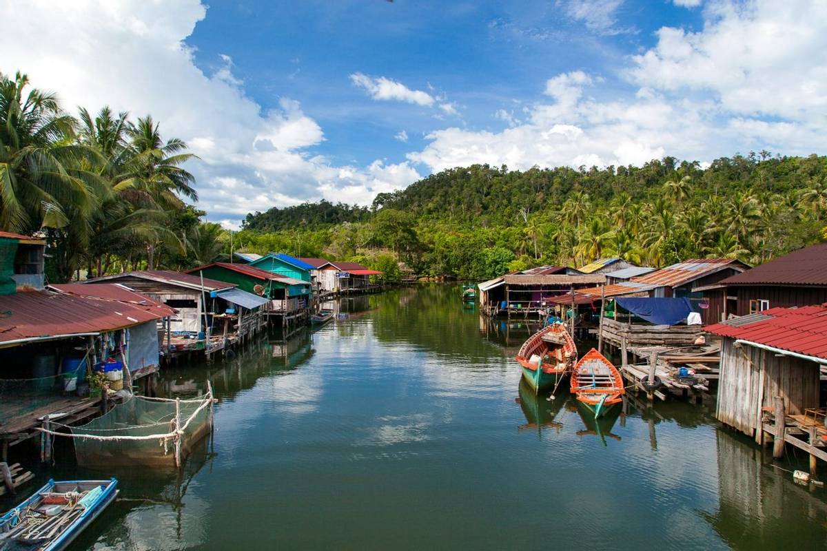 Floating village on Tonle Sap Lake, Cambodia shutterstock_549203398.jpg