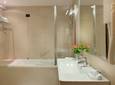 Bathroom-de-luxe-double-room-Hotel-Dubrovnik-Zagreb.jpg