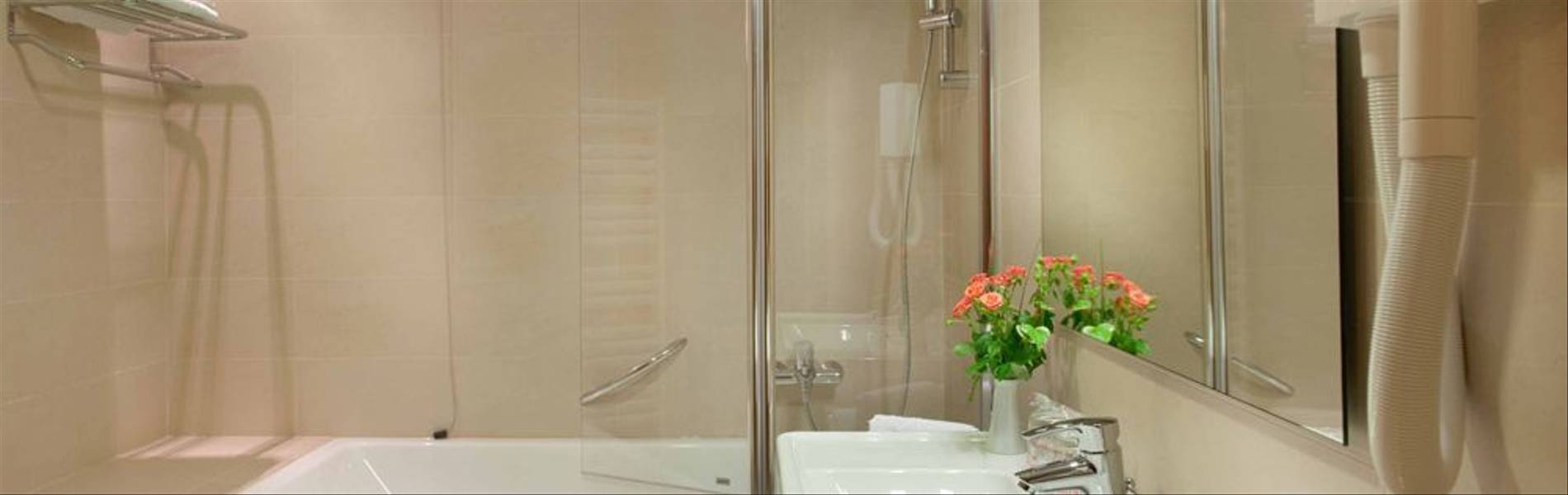 Bathroom-de-luxe-double-room-Hotel-Dubrovnik-Zagreb.jpg