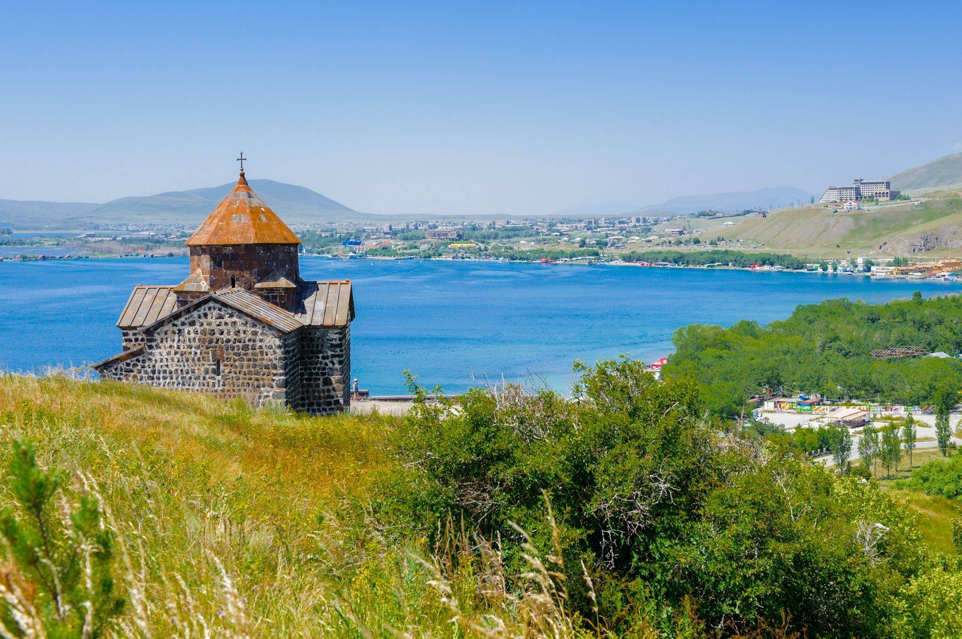 Кредит севан. Севанаванк монастырь Армения. Озеро Севан Армения. Озеро Севан и монастырь Севанаванк. Жемчужина Армении озеро Севан.