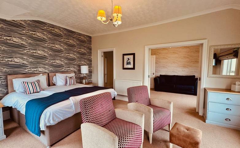 hf_doublebedroom_roomtwentyfour_premium_freshwaterbayhouse_isleofwight_04_2026_rgb.jpg