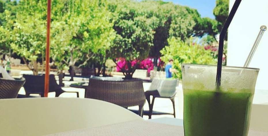 Healthy smoothie at ZEST, Pine Cliffs Resort