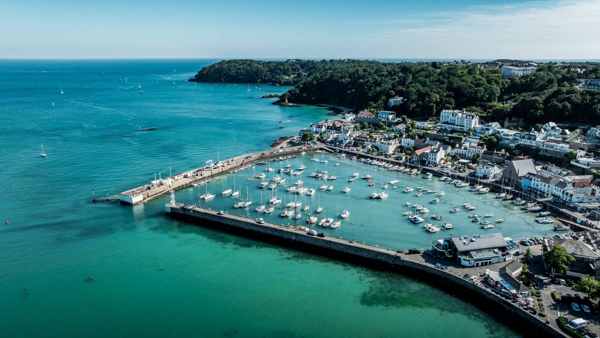 10595 St. Aubin's Harbour in Jersey.png