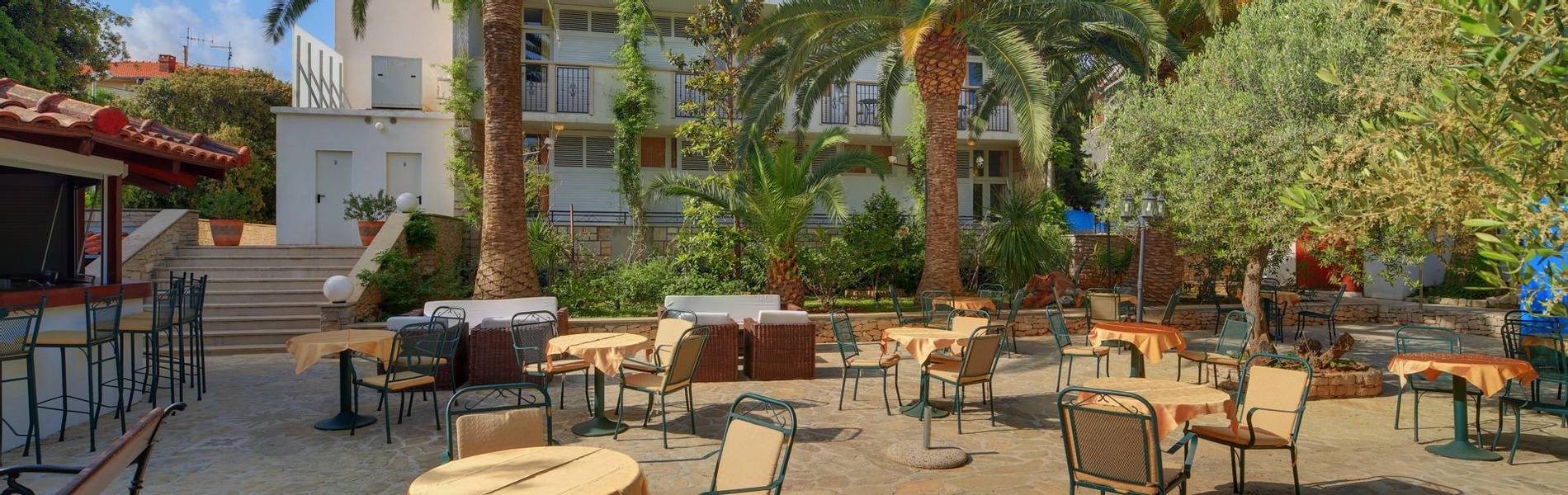 Hotel Villa ADRIATICA 2014 ZFacade Garden3 9X19  panorama 32MB.jpg