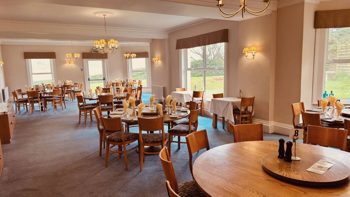 hf_diningroom_freshwaterbayhouse_isleofwight_06_2026_rgb.jpg