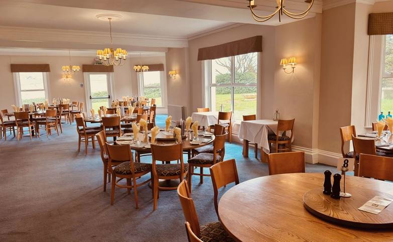 hf_diningroom_freshwaterbayhouse_isleofwight_06_2026_rgb.jpg