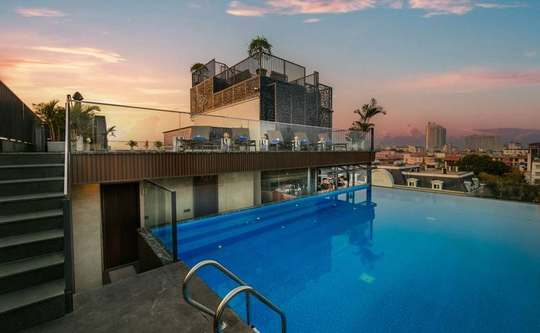 Hotel de Logom rooftop pool.jpg