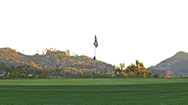 Hilton Phoenix Tapatio Cliffs Resort lone golf.jpg